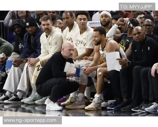 库里右膝髌股关节疼痛综合征确诊球队每日观察状态更新